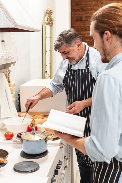 Hijo ayudando a padre en la cocina