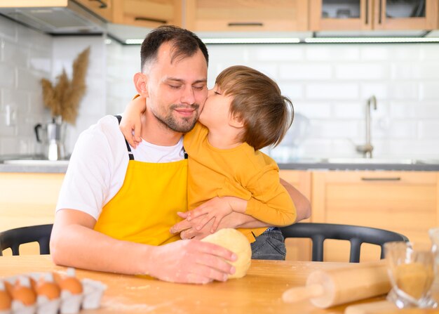 Hijo besando a su padre en la mejilla