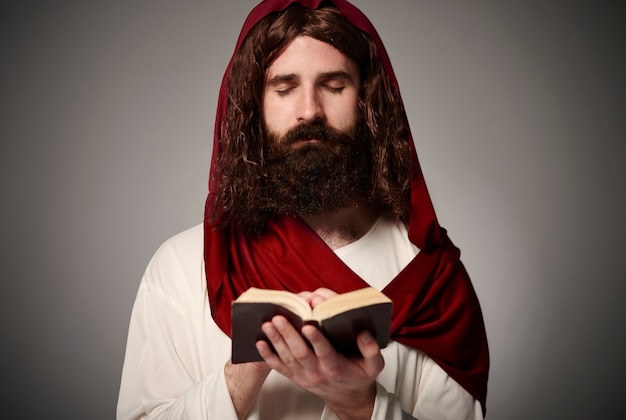 Foto gratuita hijo de dios orando con santa biblia