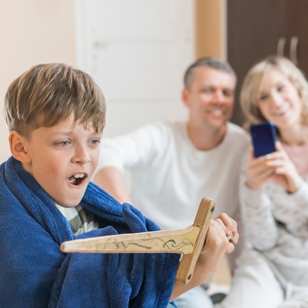 Foto gratuita hijo con espada y padres borrosos