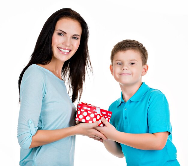 Hijo feliz dando un regalo a su madre aislado en blanco