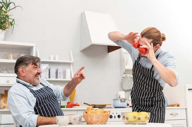 Foto gratuita hijo gracioso haciendo ojos de tomate