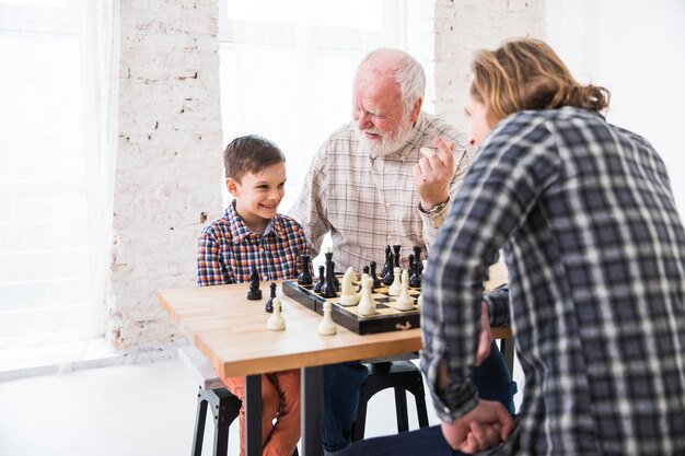 Hijo jugando al ajedrez con papá