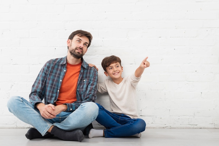 Foto gratuito hijo mostrando algo a su padre