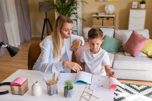 Hijo mostrando a su madre un dibujo