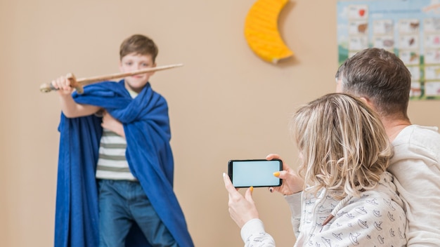 Foto gratuita hijo poniendo un espectáculo para el día del padre como caballero