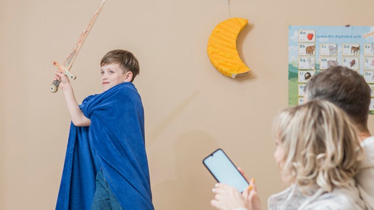 Foto gratuito hijo poniendo un espectáculo para el día del padre
