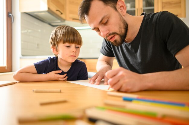 Hijo viendo padre dibujar