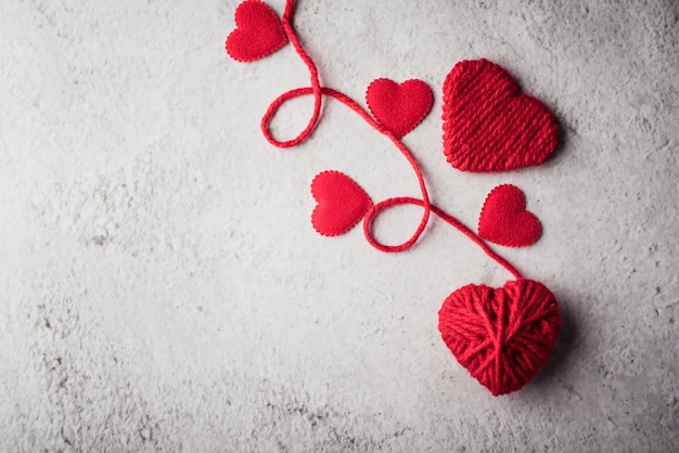 Foto gratuita hilado rojo en forma de corazón en el fondo de la pared