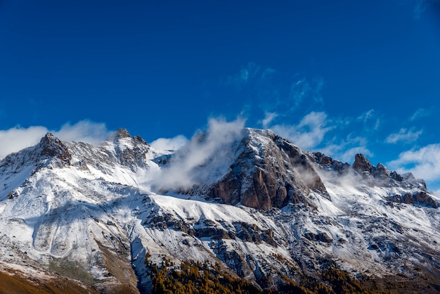 Himalaya cubierto de nieve contra el cielo azul