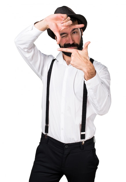 Hipster hombre con la barba centrándose con sus dedos