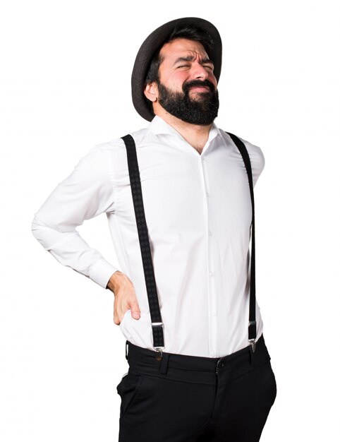 Hipster hombre con barba con dolor de espalda