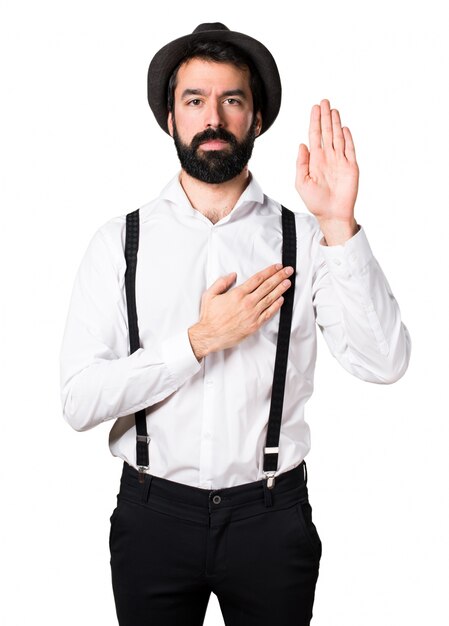 Hipster hombre con barba haciendo un juramento