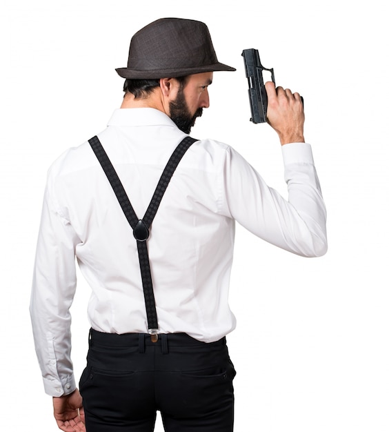 Hipster hombre con barba con una pistola