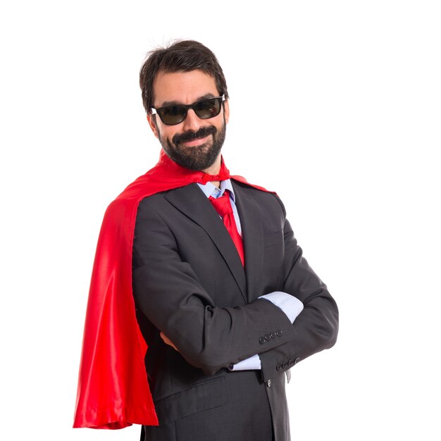 Hipster hombre de negocios vestido como superhéroe con gafas de sol