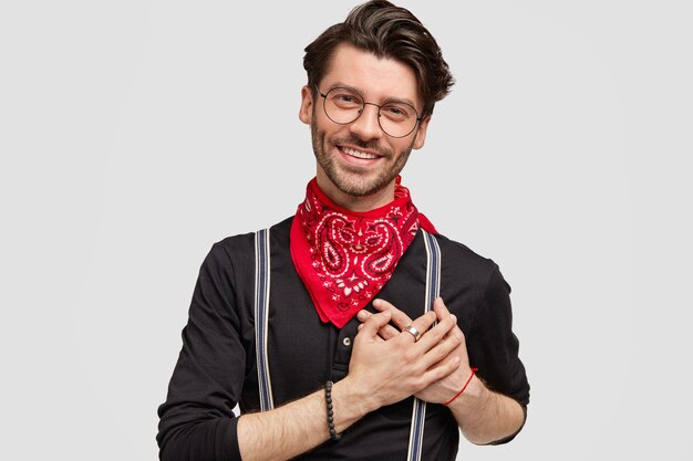 Hipster masculino de aspecto amistoso positivo