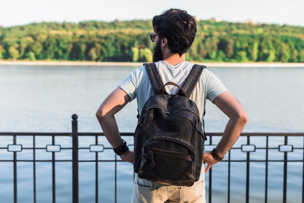 Foto gratuita hipster de vacaciones al lado de lago