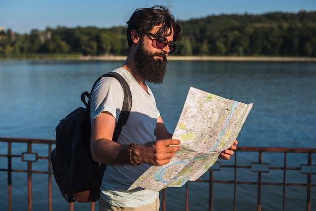 Foto gratuita hipster de vacaciones al lado de lago