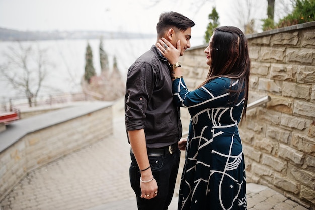 Historia de amor de una pareja india planteada al aire libre