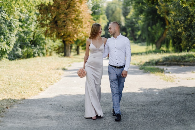 Historia de amor en el parque. Feliz, hombre y mujer