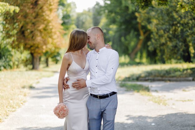 Historia de amor en el parque. Feliz, hombre y mujer