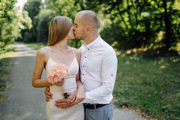 Historia de amor en el parque. Feliz, hombre y mujer