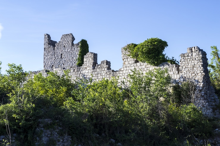Foto gratuito histórico castillo templario del caballero en las ruinas de vrana, croacia