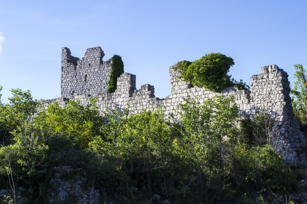 Histórico castillo templario del caballero en las ruinas de Vrana, Croacia