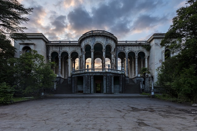 Histórico sanatorio abandonado Medea en Tskaltubo, Georgia durante la puesta de sol