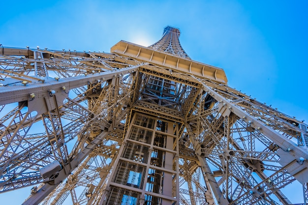 Hito de la hermosa torre Eiffel del hotel y centro turístico parisino en la ciudad de Macao
