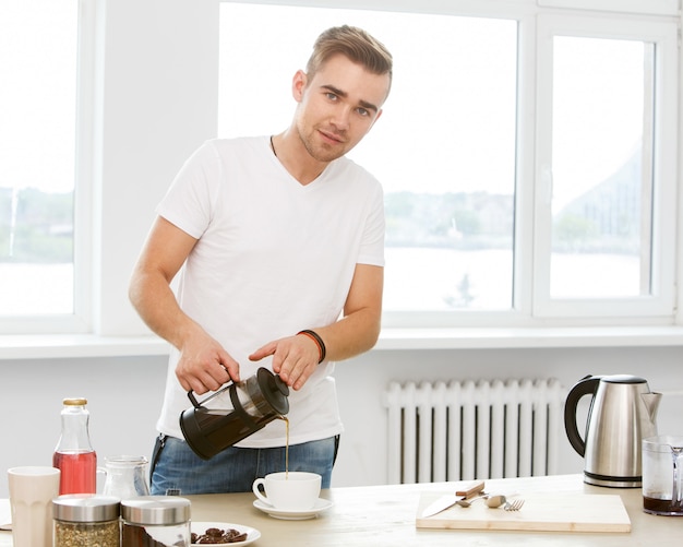 Hogar, mañana. Hombre con taza de café