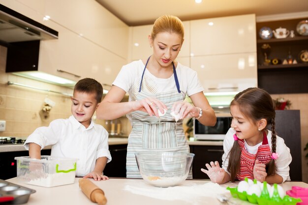 Hogar de los niños familia de la madre cocina