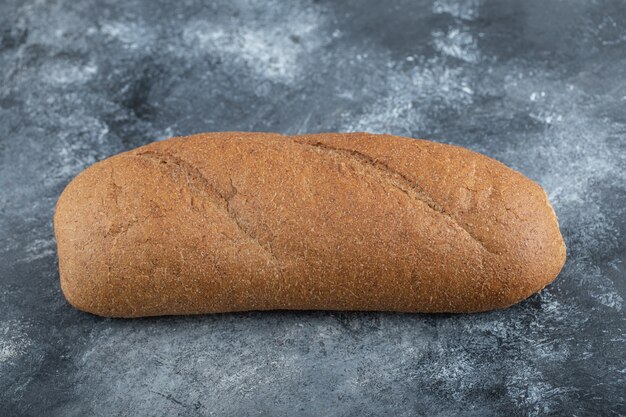 Hogaza de pan aislado sobre fondo blanco. Pan entero. Marco horizontal. Estudio. Foto de alta calidad