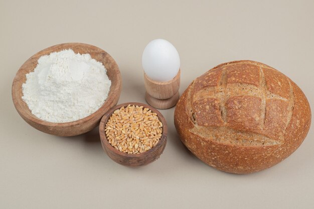 Hogaza de pan con huevo cocido y granos de avena