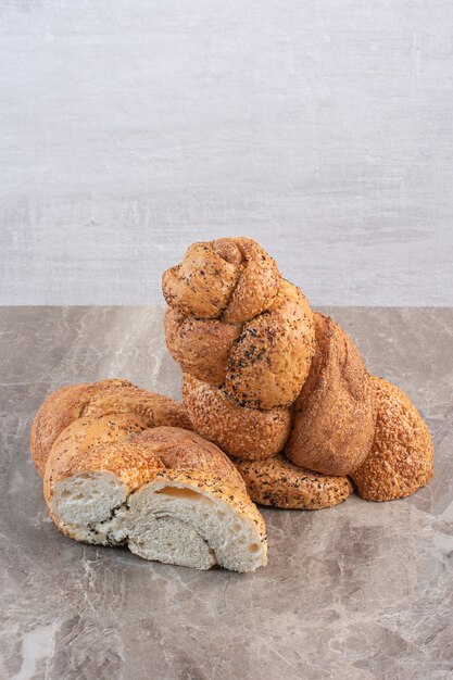 Hogaza de pan de strucia cortada en dos sobre mármol.