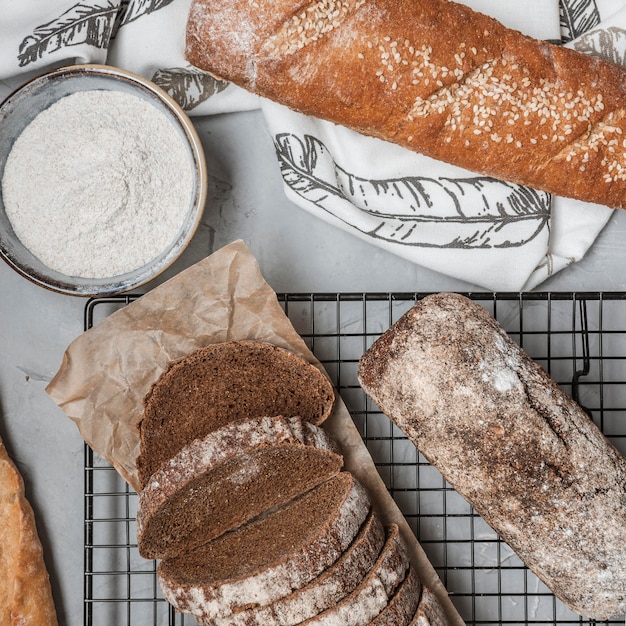 Foto gratuita hogazas de pan crujiente vista superior