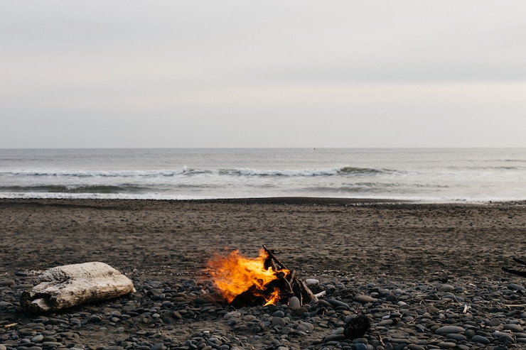 Foto gratuito hoguera en la playa