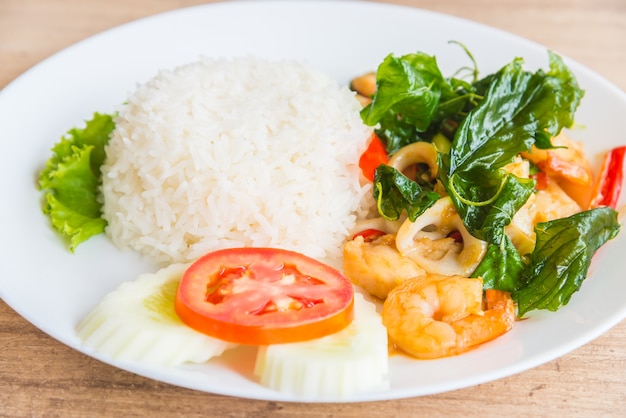 Foto gratuita hoja de albahaca frita picante con mariscos y arroz