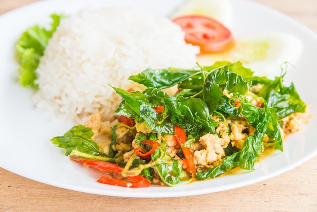 Hoja de albahaca frita picante con pollo y arroz