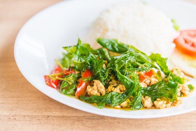 Hoja de albahaca frita picante con pollo y arroz