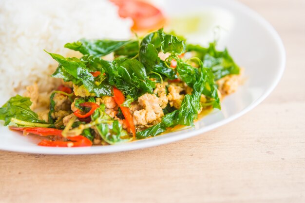 Hoja de albahaca frita picante con pollo y arroz