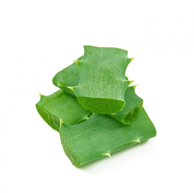 Hoja de aloe vera y rodajas aisladas sobre fondo blanco.