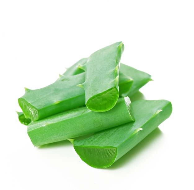 hoja de aloe vera y rodajas aisladas