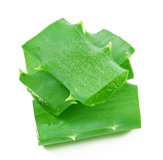 Foto gratuita hoja de aloe vera y rodajas aisladas