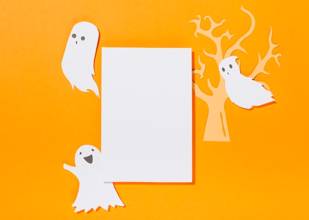 Hoja blanca con árbol de papel y fantasmas