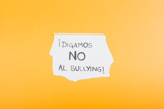 Hoja de cuaderno con lema en español contra la intimidación