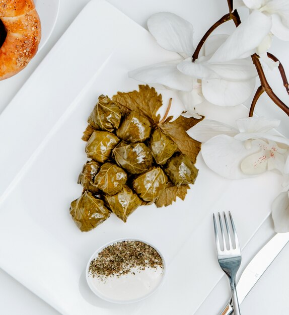 Hoja de dolma sobre la mesa