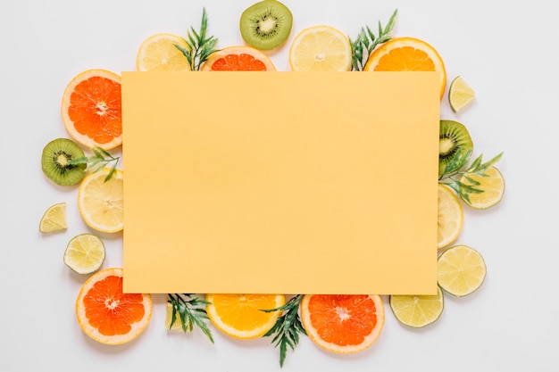 Hoja de papel amarillo sobre frutas y hojas