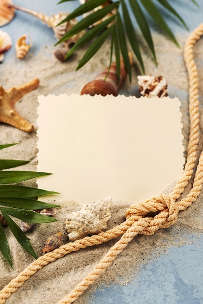 Foto gratuita hoja de papel en blanco con cuerda náutica