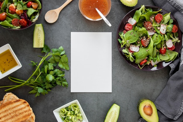 Hoja de papel en blanco con ensaladas